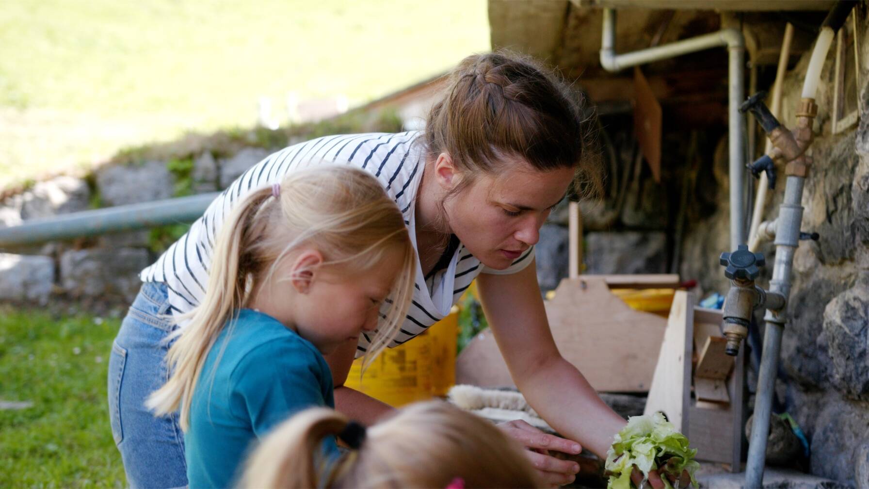 Un bénévole aide à cuisiner avec les enfants. 